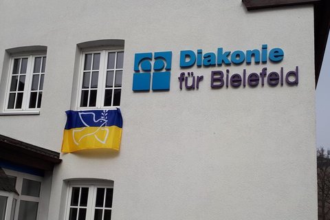 Die Verwaltung der Diakonie für Bielefeld mit einer ukrainischen Flagge