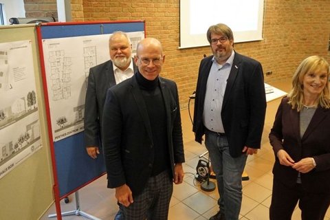 Dr. Bodo de Vries (Johannes-werk, v.l.), Ingo Nürnberger (Sozialdezernent Stadt Bielefeld), Marc Korbma-cher (Diakonie für Bielefeld) und Sabine Kubitza (BGW).